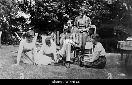 Set Bloomsbury. Ritratto dei membri del gruppo Bloomsbury nel 1915. Da sinistra a destra: Lady Ottoline Morrell, Maria Nys, Lytton Strachey, Duncan Grant e Vanessa Bell. Il Bloomsbury Group è stato un gruppo di scrittori, intellettuali, filosofi e artisti britannici all'inizio del XX secolo. Lady Ottoline Morrell e Maria Nys non erano membri del gruppo. Foto Stock
