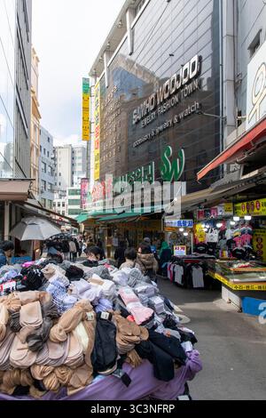 Seoul, Corea del Sud-29 marzo 2025; primo piano di pile di calze in uno stand intorno al mercato di Namdaemun con ulteriori bancarelle con vestiti e articoli per la casa Foto Stock