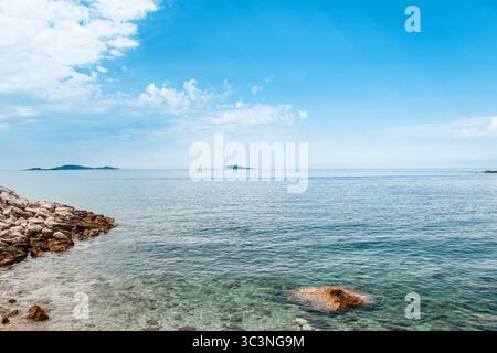 Splendida spiaggia vicino a Dubrovnik, Dalmazia, Croazia. Zupa dubrovacka Mlini, famoso punto di riferimento e meta turistica di viaggi in Europa Foto Stock