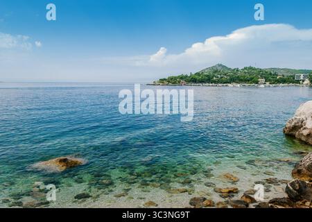 Splendida spiaggia vicino a Dubrovnik, Dalmazia, Croazia. Zupa dubrovacka Mlini, famoso punto di riferimento e meta turistica di viaggi in Europa Foto Stock