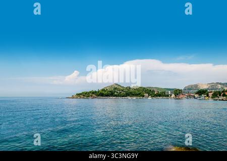 Splendida spiaggia vicino a Dubrovnik, Dalmazia, Croazia. Zupa dubrovacka Mlini, famoso punto di riferimento e meta turistica di viaggi in Europa Foto Stock