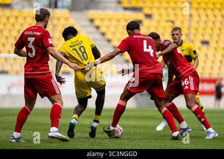Aquisgrana, Germania. 26 luglio 2025. Kwasi Okyere Wriedt (Alemannia Aachen, #18) im Duell mit Kenneth Schmidt (fortuna Duesseldorf, #04), Sima Suso (fortuna Duesseldorf, #46) und Christopher Lenz (fortuna Duesseldorf, #03) Alemannia Aachen vs. Fortuna Duesseldorf, Fussball, Testspiel, Saison 2025/2026, 26.07.2025 DFB PROIBISCE LE foto O LE foto in diretta/VIDEO Foto Stock