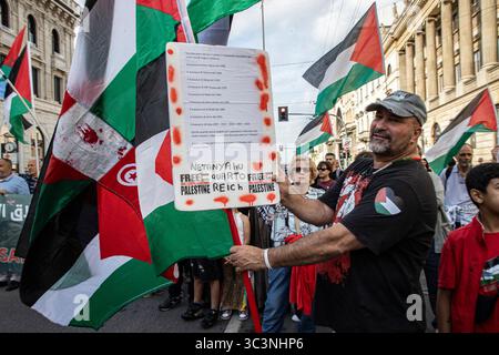 Milano, Italia. 26 luglio 2025. Corteo Pro palestina porta venezia Milano - Italia - Cronaca sabato, 24 luglio, 2025 (foto di Marco Ottico/Lapresse) processione pro-Palestina a porta Venezia Milano - Italia - News sabato, 26 luglio, 2025 (foto di Marco Ottico/Lapresse) crediti: LaPresse/Alamy Live News Foto Stock