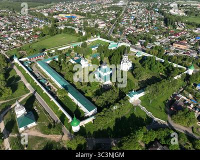 Una vista aerea che mostra il monastero della Santa Annunciazione a Kirzhach, con particolare attenzione all'edificio del monastero e alle rive del fiume Foto Stock