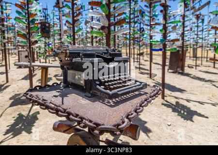 Elmer Long, morto nel 2019 all'età di 72 anni, creò questo ranch di alberi da bottiglia, montando la collezione di bottiglie del padre defunto su alberi di metallo saldati. Foto Stock