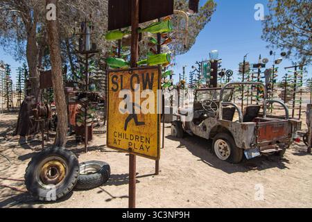 Elmer Long, morto nel 2019 all'età di 72 anni, creò questo ranch di alberi da bottiglia, montando la collezione di bottiglie del padre defunto su alberi di metallo saldati. Foto Stock