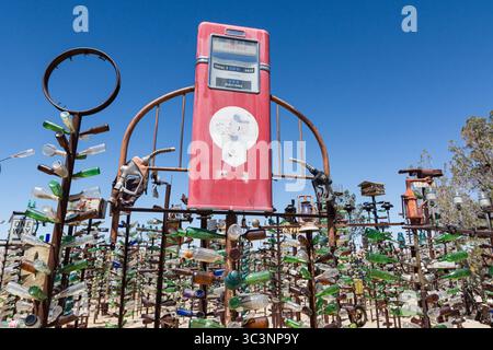 Elmer Long, morto nel 2019 all'età di 72 anni, creò questo ranch di alberi da bottiglia, montando la collezione di bottiglie del padre defunto su alberi di metallo saldati. Foto Stock