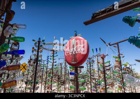 Elmer Long, morto nel 2019 all'età di 72 anni, creò questo ranch di alberi da bottiglia, montando la collezione di bottiglie del padre defunto su alberi di metallo saldati. Foto Stock