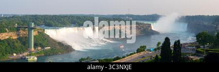 Vista panoramica delle Cascate del Niagara dall'America alle Cascate canadesi, vista dal lato canadese, Cascate del Niagara, Ontario, Canada Foto Stock