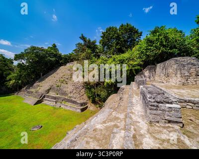 Rovine Maya in Plaza A, sito archeologico di Caracol, distretto di Cayo, Belize Foto Stock