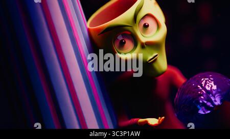 Uno ZOMBIE verde lanky con dolcevita rosso e pantaloni neri, che sbircia intorno a una colonna di marmo scanalato inondata di luce rosa e blu. La testa è aperta alla c Foto Stock