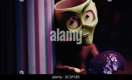 Uno ZOMBIE verde lanky con dolcevita rosso e pantaloni neri, che sbircia intorno a una colonna di marmo scanalato inondata di luce rosa e blu. La testa è aperta alla c Foto Stock