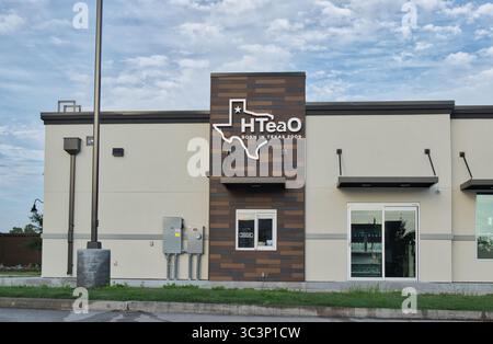 Houston, Texas USA 07-20-2025: Esterno del negozio di tè HTeaO. Foto Stock