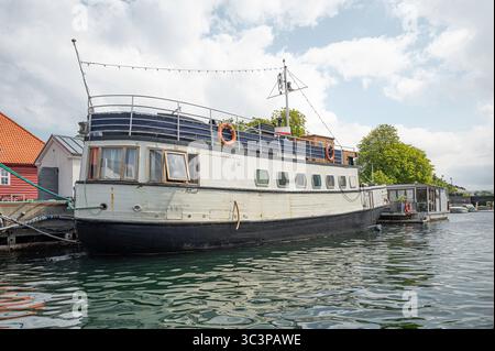 Antica casalinga in legno dalla seconda guerra mondiale a Copenaghen, 17 luglio 2025 Foto Stock