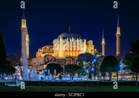 La grande Moschea di Hagia Sophia, ex chiesa bizantina, importante sito culturale e storico, uno dei più grandi monumenti del mondo a Istanbul, Turchia al tramonto Foto Stock