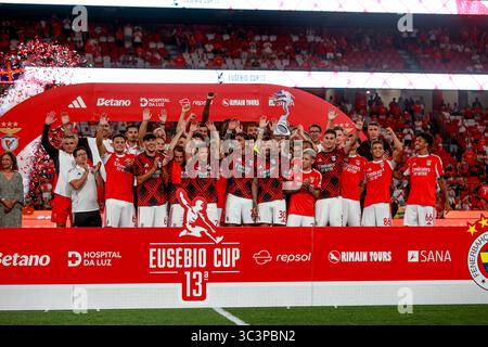 I giocatori del Benfica festeggiano con il trofeo dopo aver vinto l'amichevole pre-stagionale della Eusebio Cup tra SL Benfica e Fenerbahce SK all'Estadio da Luz il 26 luglio 2025 a Lisbona. Eusebio Cup - SL Benfica vs Fenerbahce SK (Valter Gouveia/SPP) credito: SPP Sport Press Photo. /Alamy Live News Foto Stock
