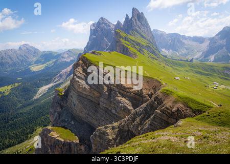 Il suggestivo Seceda ridgeline nelle Dolomiti offre panorami mozzafiato per gli escursionisti Foto Stock