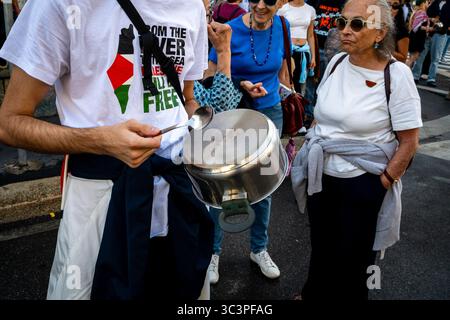 Milano, Italia. 26 luglio 2025. Ferma il genocidio in Palestina. Raduno pro-Palestina. Milano, Italia. 26 luglio 2025. Crediti: Uara/Alamy Live News Foto Stock