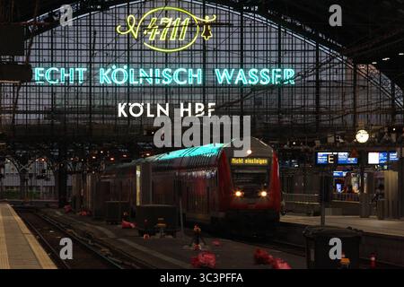 DATA RECORD NON DICHIARATA Die Regionalbahn der Deutschen Bahn fährt steht im Hauptbahnhof Köln. Köln Nordrhein-Westfalen *** il treno regionale Deutsche Bahn ferma alla stazione centrale di Colonia nella Renania settentrionale-Vestfalia Foto Stock
