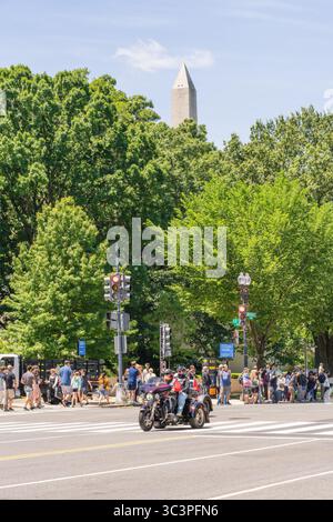Washington D.C., USA, 25 maggio 2025. Una motocicletta a tre ruote che trasporta due piloti si muove attraverso un incrocio mentre le persone guardano durante una ga patriottica Foto Stock