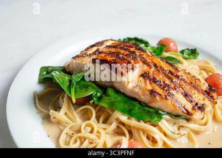 Vista di un piatto di pasta al salmone. Foto Stock