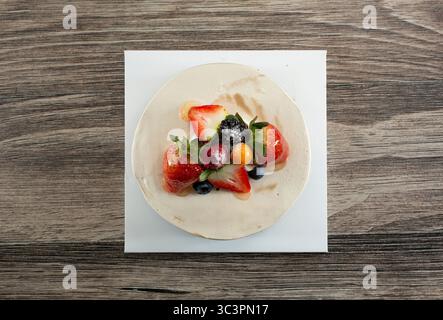 Una vista dall'alto verso il basso di una torta di caffè alla frutta. Foto Stock