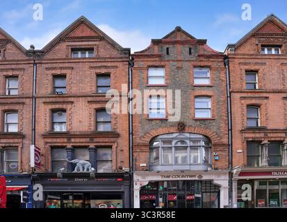 Dublino, Irlanda, una fila di negozi specializzati in vecchi edifici in mattoni con gables Foto Stock