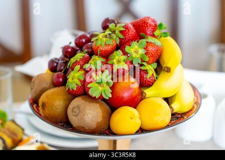 Vassoio con assortimento di frutti di bosco crudi sul piatto, cibo fresco Foto Stock