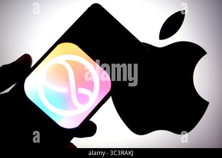 India. 26 luglio 2025. In questa immagine, un logo Apple Siri viene visualizzato su uno smartphone con un logo Apple sullo sfondo. Credito: SOPA Images Limited/Alamy Live News Foto Stock