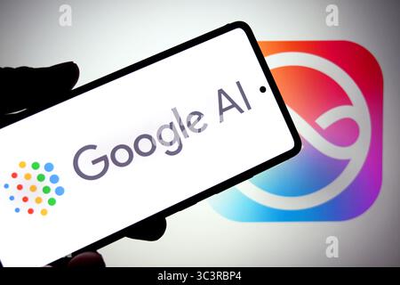 India. 26 luglio 2025. In questa immagine, un logo Google ai viene visualizzato su uno smartphone con un logo Apple Siri sullo sfondo. (Foto di Avishek Das/SOPA Images/Sipa USA) *** esclusivamente per notizie editoriali **** credito: SIPA USA/Alamy Live News Foto Stock