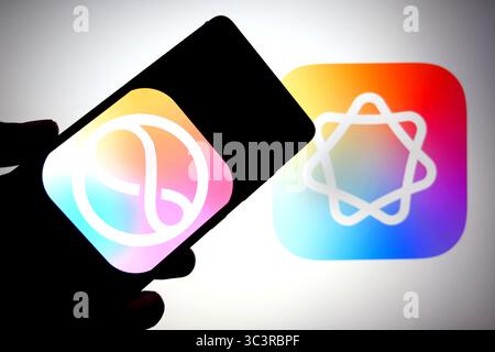 India. 26 luglio 2025. In questa immagine, un logo Apple Siri viene visualizzato su uno smartphone con un logo Apple intelligence sullo sfondo. (Foto di Avishek Das/SOPA Images/Sipa USA) *** esclusivamente per notizie editoriali **** credito: SIPA USA/Alamy Live News Foto Stock