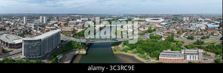 Ampia vista aerea panoramica del ponte Wearmouth sul fiume Wear, fiancheggiata dalla città di Sunderland su entrambi i lati del fiume, Tyne e Wear, Inghilterra Foto Stock