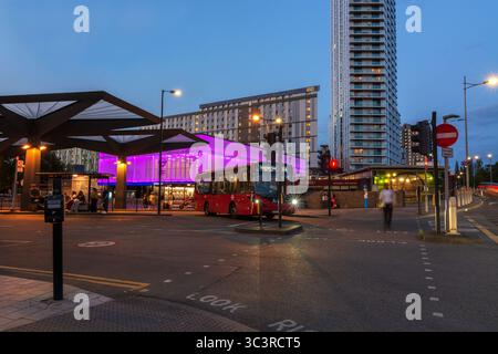 Stazione della metropolitana di Tottenham Hale con Routemaster rossi di notte, Londra Foto Stock