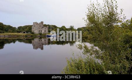 Storico castello di Menlo e barca riflessi nel fiume Corrib, Galway, Irlanda, edifici e sfondo architettonico, punto di riferimento Foto Stock
