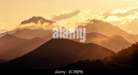 Il sole tramonta dietro le Tucson Mountains a Tucson, Arizona Foto Stock