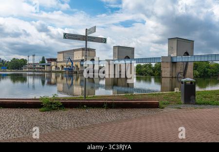 Weir e chiuso a Francoforte-Griesheim, Assia, Germania Foto Stock