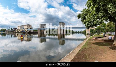 Weir e chiuso a Francoforte-Griesheim, Assia, Germania Foto Stock