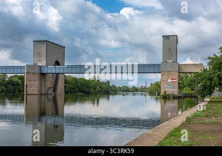 Weir e chiuso a Francoforte-Griesheim, Assia, Germania Foto Stock