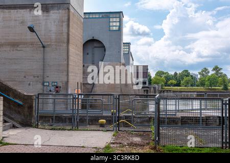 Weir e chiuso a Francoforte-Griesheim, Assia, Germania Foto Stock