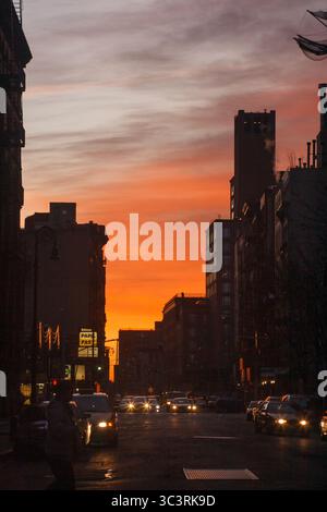 il vivace tramonto illumina la scena urbana Foto Stock