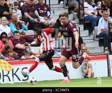 Tynecastle Park Edimburgo Scozia, Regno Unito. 26 luglio 2025. Il portiere dei cuori Craig Gordon Testimonial Match contro Sunderland Hearts.Stuart Findlay (19) tiene fuori Sunderland Eliezer Mayenda Credit: eric mccowat/Alamy Live News Foto Stock