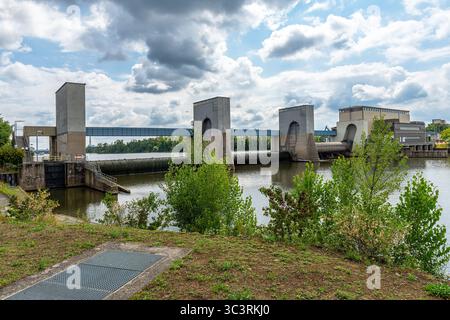 Weir e chiuso a Francoforte-Griesheim, Assia, Germania Foto Stock