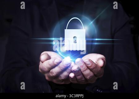 Immagine delle mani che tengono in mano un'icona grafica di un lucchetto. Concetto di sicurezza informatica virtuale Foto Stock