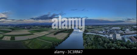 Un ampio paesaggio fluviale in serata mostra colline ondulate, ampi campi e il tranquillo Danubio nel Gaeubodenland (bassa Baviera) con il Danubio Straubing Foto Stock