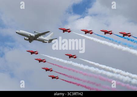 Fairford, Regno Unito, 19 luglio 2025. Aerei militari provenienti da tutto il mondo erano in esposizione statica e eseguivano aerobatica alla RAF Fairford il secondo giorno del Royal International Air Tattoo. Flypast del nuovo Boeing e-7 della Royal Air Force Wedgetail con le frecce rosse. Foto Stock
