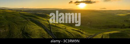 Alba mozzafiato su Malham Cove nel Parco nazionale Yorkshire Dales Foto Stock