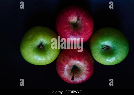 Primo piano di quattro mele STILL Life con un mix di colori verde e rosso Foto Stock