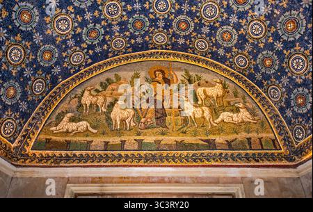 Cristo come buon Pastore tra il suo gregge, mosaico al Mausoleo di Galla Placidia, V secolo, stile bizantino, a Ravenna, Emilia-Romagna, Italia Foto Stock