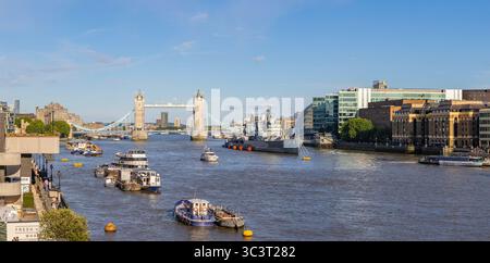Fiume Tamigi, Tower Bridge e HMS Belfast a Londra, Regno Unito Foto Stock