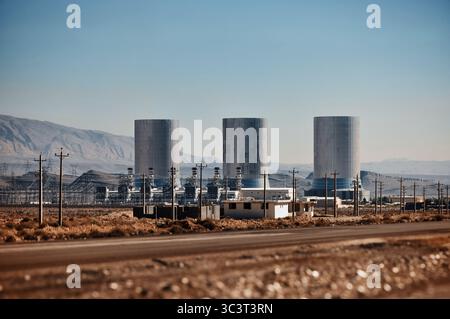 Centrale elettrica di Shiraz, estrazione di elettricità nel deserto. Centrale elettrica ciclo mietitrebbia, Combined Heat and Power. Torri di raffreddamento di potenza termica p Foto Stock
